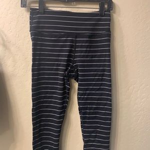 Cropped leggings (just above ankle).